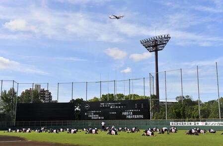 　晴れ渡った空の下、アップをする沖縄尚学ナイン（撮影・中田匡峻）
