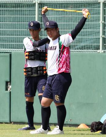 　トレーニングをする沖縄尚学・末吉良丞（右）と新垣有絃（撮影・中田匡峻）