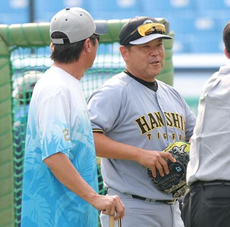 【写真】みんなめっちゃいい笑顔！高津監督にあいさつする木浪と岡留