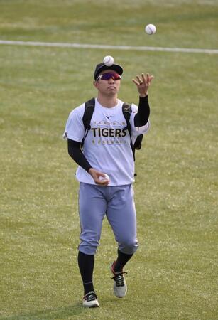 　ジャグリングをしながら練習へ向かう石井（撮影・伊藤笙子）