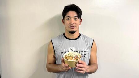 　「池田のねぎ塩観音池ポーク丼」を持つ池田来翔内野手