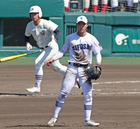 　８回、日大三・近藤優樹（奥）に同点適時打を浴びる県岐阜商・柴田蒼亮（２１日）