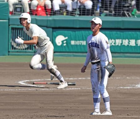 　１０回、日大三・桜井春輝（奥）に適時打を浴びる県岐阜商・柴田蒼亮（２１日）