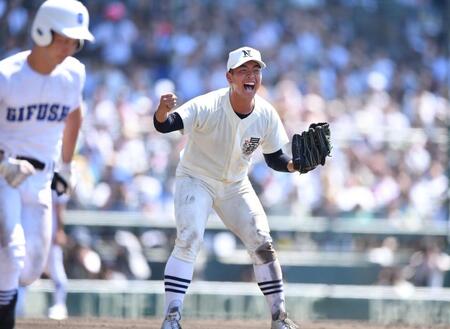 　１０回、内山元太（左）を一ゴロに打ち取りガッツポーズで雄たけびを上げる日大三・近藤優樹（２１日）