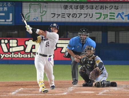 　４回、左中間へ先制ソロを放つ村上（撮影・伊藤笙子）