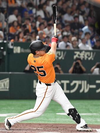 　３回、岡本は左中間に９号ソロを放つ（撮影・佐藤厚）