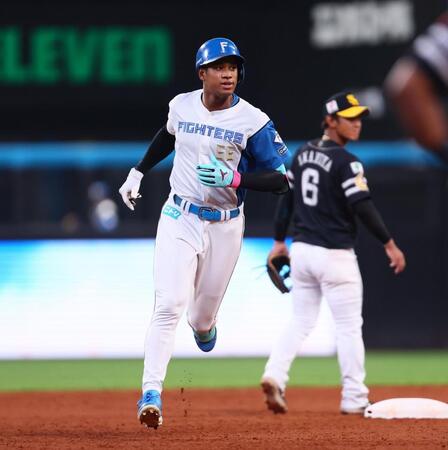 　７回、勝ち越しソロを放ち、ダイヤモンドを回る万波（撮影・中島達哉）