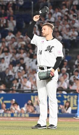 　６回、山村の邪飛を好捕した西川に帽子を取って讃えるボス（撮影・持木克友）