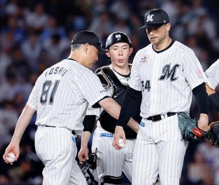 　７回途中、吉井監督（左）から降板を告げられたボス