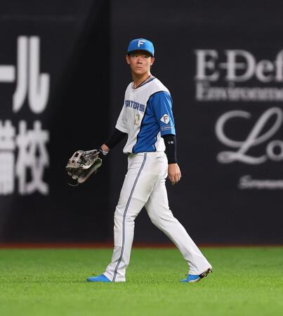 　８回、山川を迎えたところでセンターからレフトへ守備位置を変更する矢沢（撮影・中島達哉）