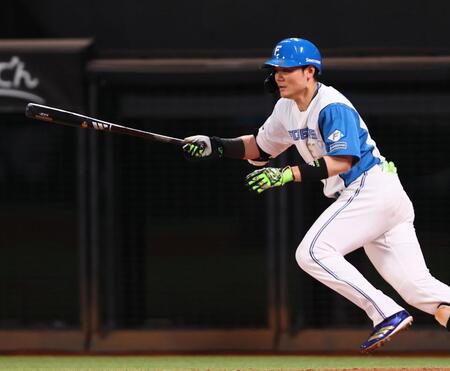 　３回、中前に適時打を放つ清宮幸（撮影・中島達哉）