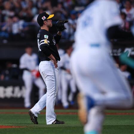 　７回、万波（右）に勝ち越しソロを浴びる藤井（撮影・中島達哉）