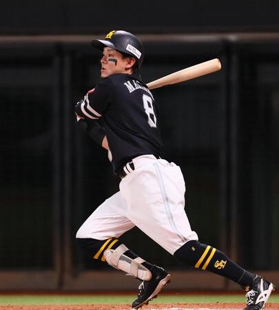 　６回、同点適時打を放つ牧原（撮影・中島達哉）