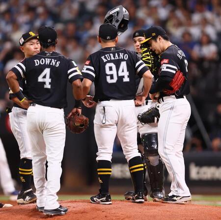 　３回、清宮幸に適時打を許し、マウンドに集まる松本晴（右）らソフトバンクナイン（撮影・中島達哉）