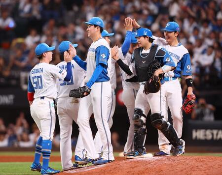 　ソフトバンクに勝利をあげ、タッチを交わす日本ハムナイン（撮影・中島達哉）