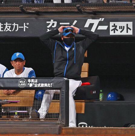 　９回、柳川が周東に投げたボールの判定に頭を抱える新庄監督（右）＝撮影・中島達哉