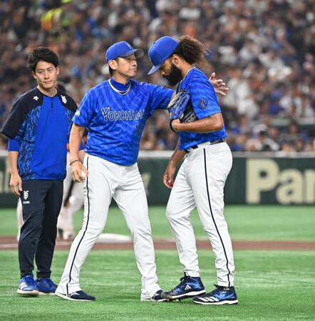 　６回裏、ジャクソンに降板を告げる三浦監督（中）