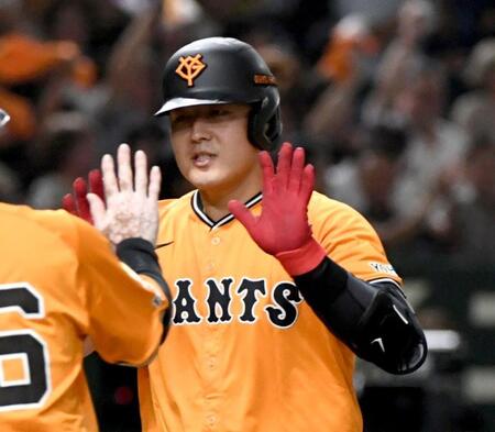 　３回、岡本は左中間に復帰後初本塁打を放つ（撮影・佐藤厚）