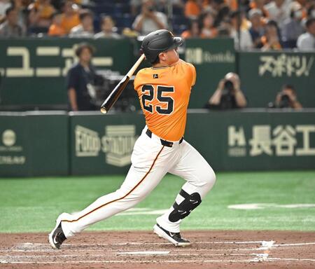 　３回、岡本が左中間に先制ソロを放つ