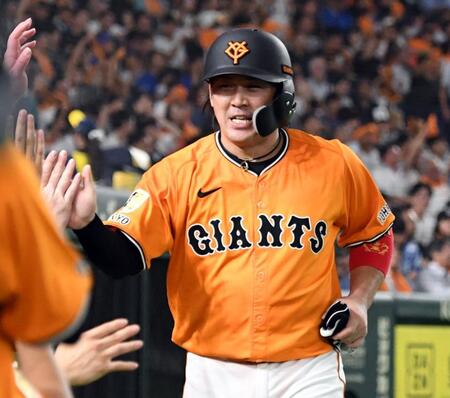 　６回、泉口の左線二塁打で二塁から生還し、ナインに迎えられる甲斐（撮影・佐藤厚）