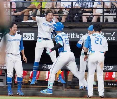 　７回、決勝打となった勝ち越しソロを放った万波（手前中央）を迎える水谷（左から２人目）ら日本ハムナイン＝エスコンフィールド