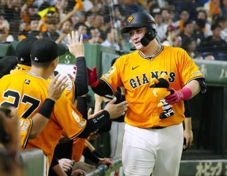 　７回、３ランを放ち、ナインに迎えられる巨人・リチャード＝東京ドーム