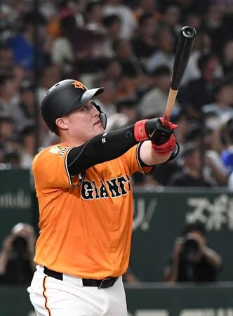 　７回、リチャードは右中間に７号３ランを放つ（撮影・佐藤厚）