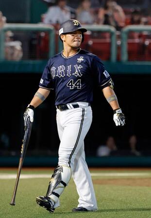 　８回、１死二塁の好機で一邪飛に倒れた頓宮