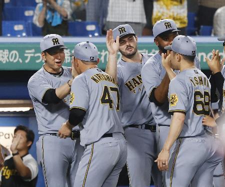 　ヤクルトに勝利しナインを迎える阪神・藤川監督（左端）＝神宮