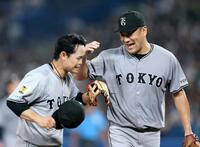 　５回、エラーした中山（左）と笑顔でタッチを交わす田中将（撮影・西岡正）