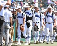 　準決勝で惜敗し、グラウンドを後にする横山（中央）ら県岐阜商ナイン（撮影・開出牧）