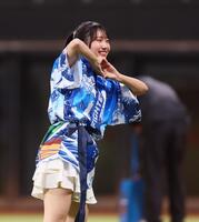 　ＹＭＣＡダンスを踊る日向坂４６・藤嶌果歩（撮影・中島達哉）