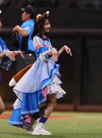 　きつねダンスを踊る日向坂４６・藤嶌果歩（撮影・中島達哉）