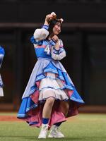 　きつねダンスを踊る日向坂４６・藤嶌果歩（撮影・中島達哉）