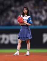 　ファーストピッチセレモニーで投球する日向坂４６・藤嶌果歩（撮影・中島達哉）
