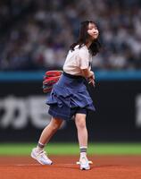 　ファーストピッチセレモニーで投球する日向坂４６・藤嶌果歩（撮影・中島達哉）