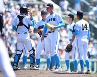 　１回、沖縄尚学・宜野座恵夢に同点の左前適時打を打たれた菰田陽生（中央）の元に集まる山梨学院ナイン（撮影・開出牧）