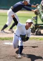 　ブルペンで軽めのピッチングをする日大三・近藤優樹（撮影・開出牧）