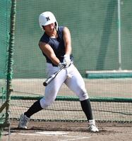 　フリー打撃を行う日大三・田中諒（撮影・開出牧）