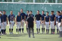 　練習前、前監督の小倉全由氏（中央手前）の話に耳を傾ける日大三ナイン（撮影・開出牧）