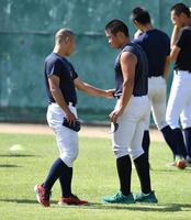 　練習中、近藤優樹（左）に腹筋を誇示する日大三・田中諒（撮影・開出牧）