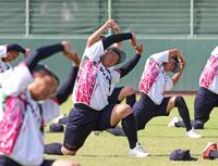 　体をほぐす沖縄尚学・末吉良丞（中央）らナイン（撮影・中田匡峻）