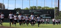 　アップを終え、次の練習メニューに移動する沖縄尚学ナイン（撮影・中田匡峻）