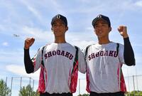 　決勝戦の活躍を誓った沖縄尚学・新垣有絃（左）と新垣瑞稀（撮影・中田匡峻）