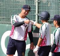 　グータッチを交わす沖縄尚学・末吉良丞（左）＝撮影・中田匡峻