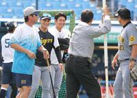 　高津監督（左）にあいさつする木浪（同２人目）と岡留（同３人目）。右は野村コーチ（撮影・西岡正）