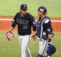 　５回を抑え、若月（右）とベンチに戻る宮城（２１日）