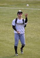 　ジャグリングをしながら練習へ向かう石井（撮影・伊藤笙子）