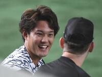 　ケラー（右）と談笑する藤浪（撮影・佐藤厚）