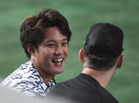 　ケラー（右）と談笑する藤浪（撮影・佐藤厚）